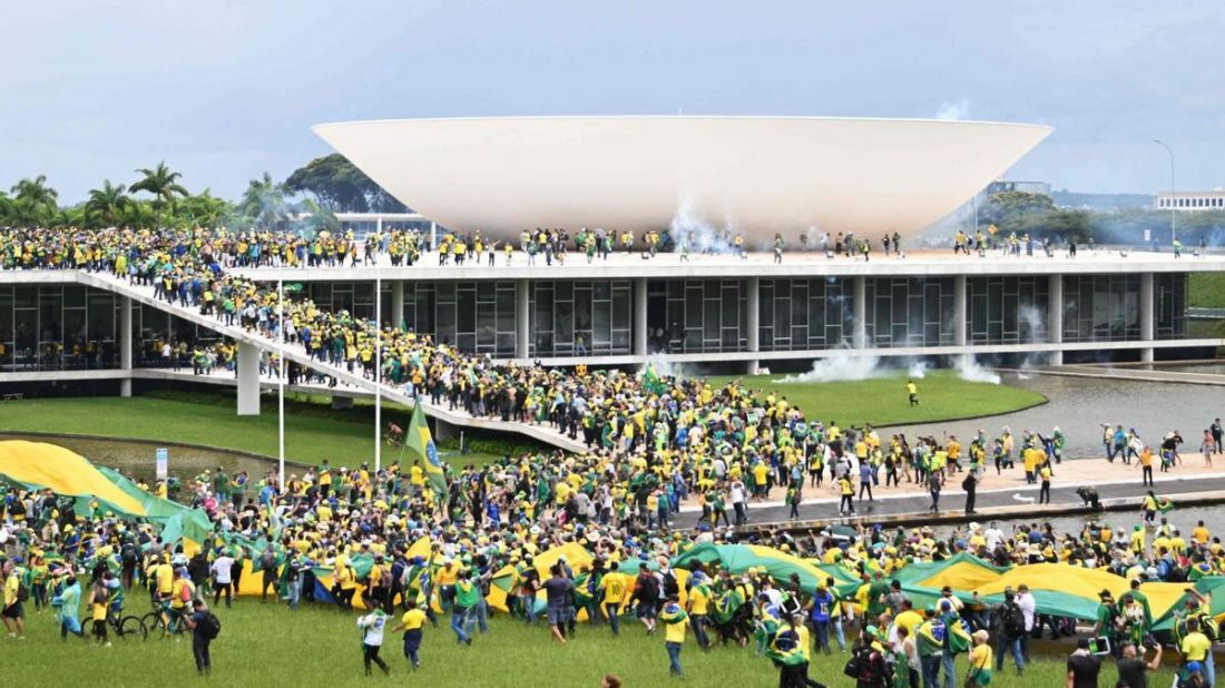 Ola fascista en Brasil: bolsonaristas tomaron y vandalizaron las sedes de los tres poderes