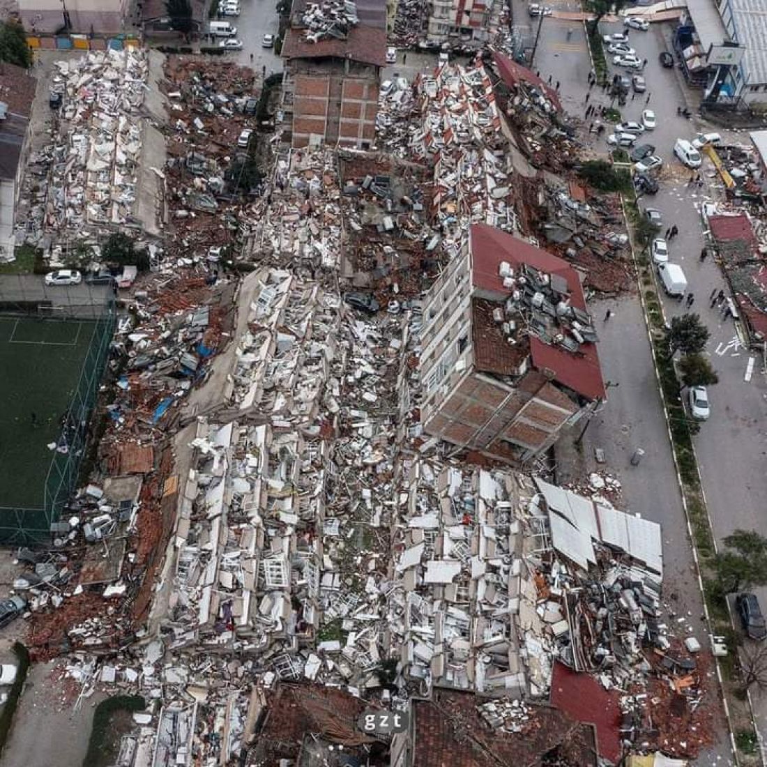 Terremoto en Turquía: colapsaron edificios y ya son 1300 los cuerpos hallados