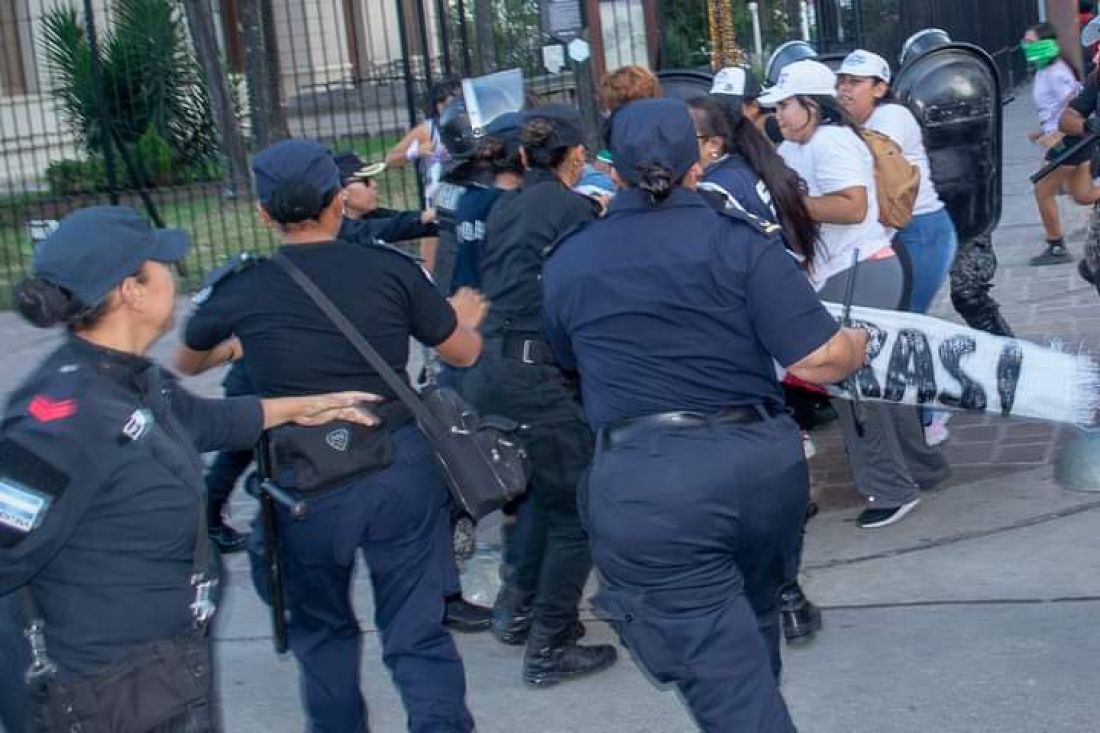 Morales mandó a reprimir a mujeres  y familiares de víctimas que participaban en la marcha del 8M