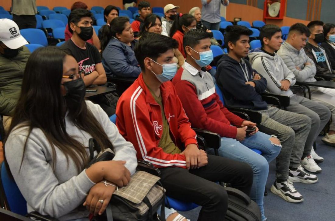 Estudiantes de comunidades originarias recibieron las Becas Maxi Sánchez y tablets