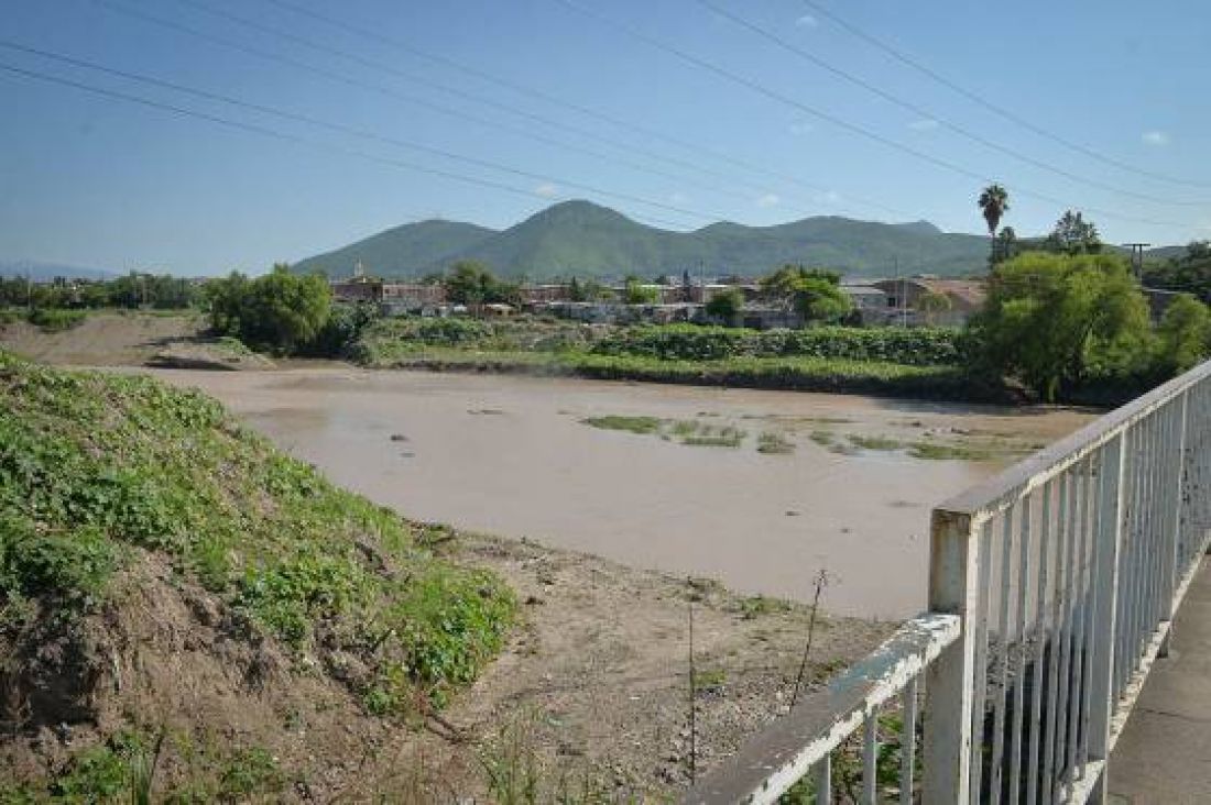 Contaminación del Río Arenales: multan a Aguas del Norte y tres empresas por volcar efluentes