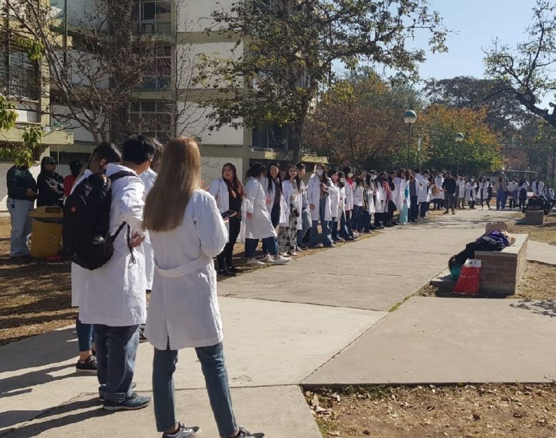 El abrazo de los estudiantes a la Facultad de Ciencias de la Salud