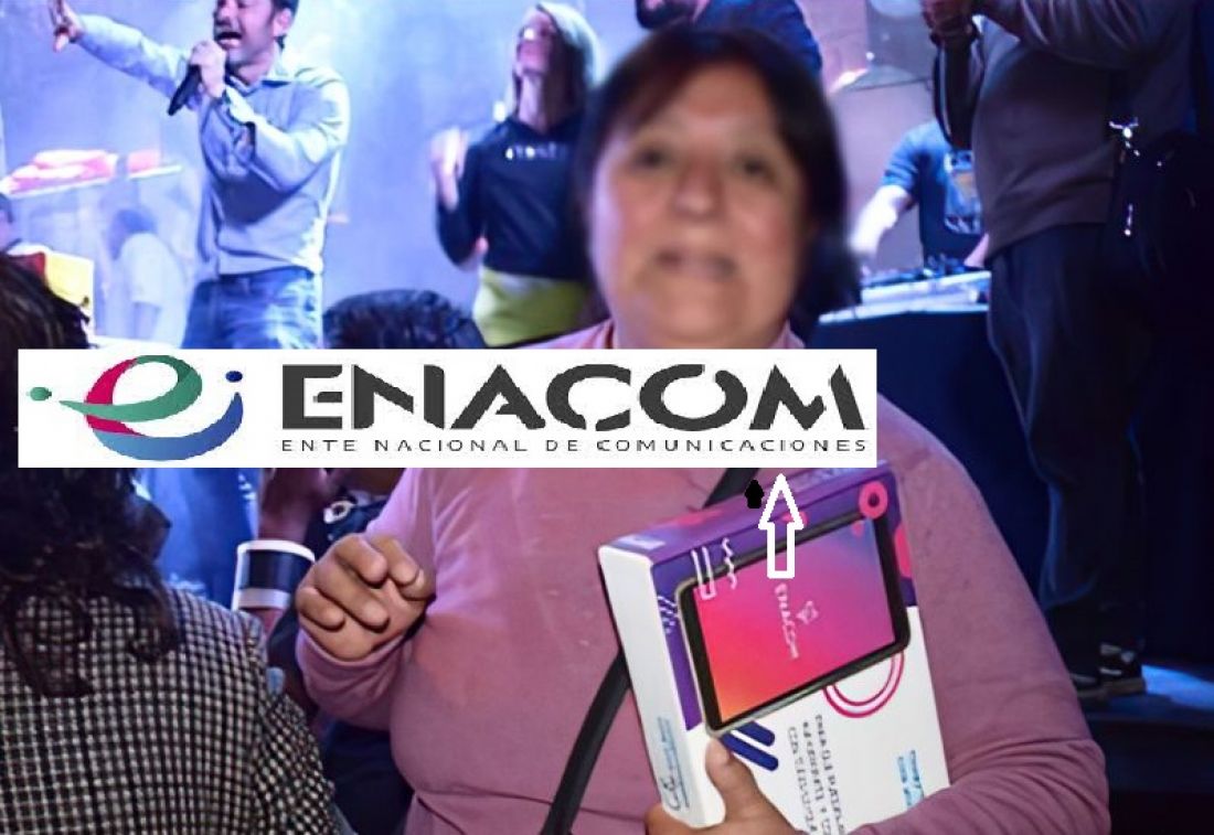 Una señora recibe la tablet con el sello de ENACOM en "Salta Emprende",