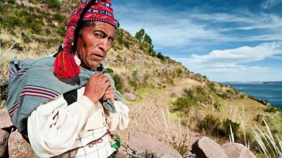 "Un hombre que no teje no es un hombre", en una isla de Perú, tejer es símbolo de hombría