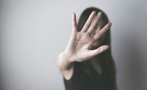 Violento le rompió la mandíbula a su pareja menor de edad: está detenido