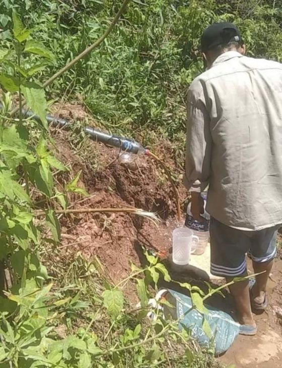 Barrios de Orán están sin agua hace 3 semanas, en Campo Duran debieron tomarla de una vertiente