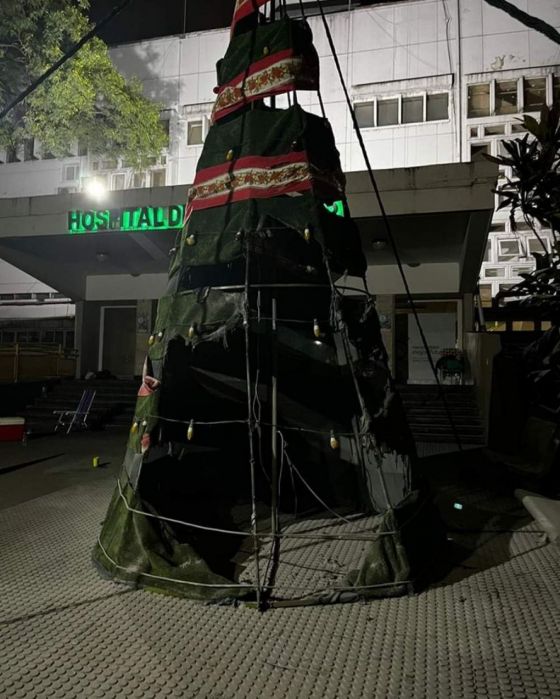No atendían a su hijo, y prendió fuego el árbol de Navidad del hospital