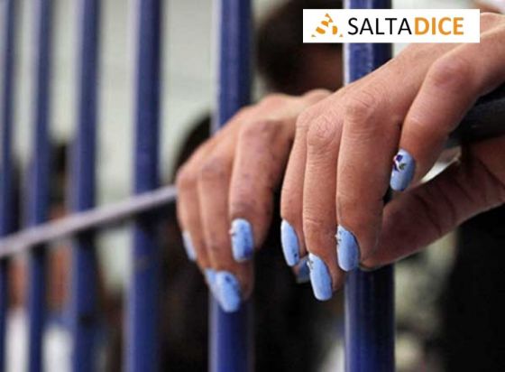 Irrumpió en una dependencia policial con agresiones: fue imputada