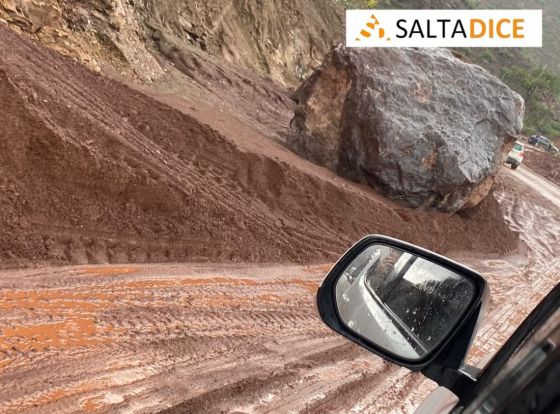 Ruta 68: el rio desbordado, el puente se desmorona y está cerrado el paso a Cafayate