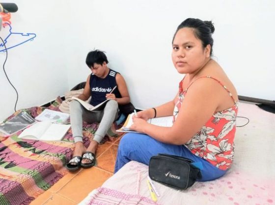 Una  estudiante wichi busca ayuda para poder seguir su carrera