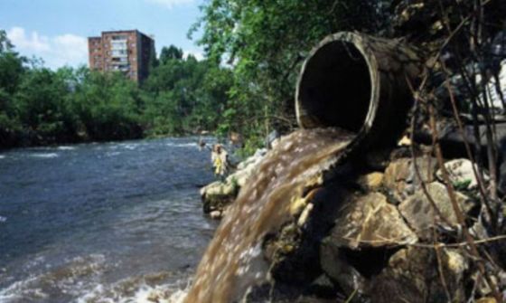 No limpian y además contaminan: Ordenan a Aguas del Norte dejar de volcar líquidos cloacales en el Río Arenales