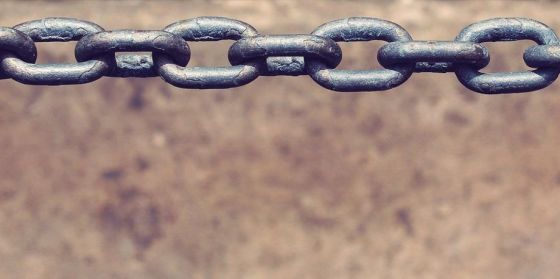 Fue detenido por incumplir orden de restricción y amenazar a su madre con un martillo