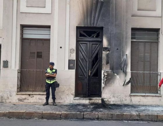 Incendiaron el consultorio del odontólogo acusado de violar a una menor