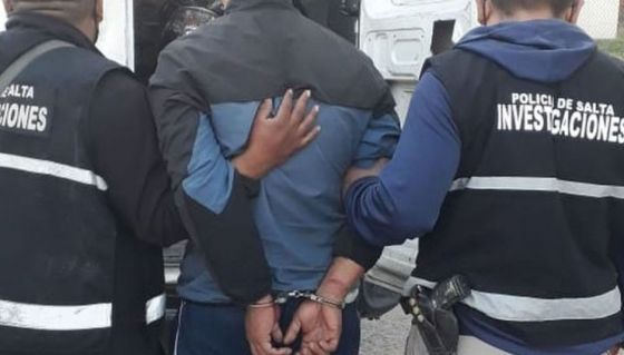 Intentaba ingresar drogas para un detenido en una comisaría: lo detuvieron a él también