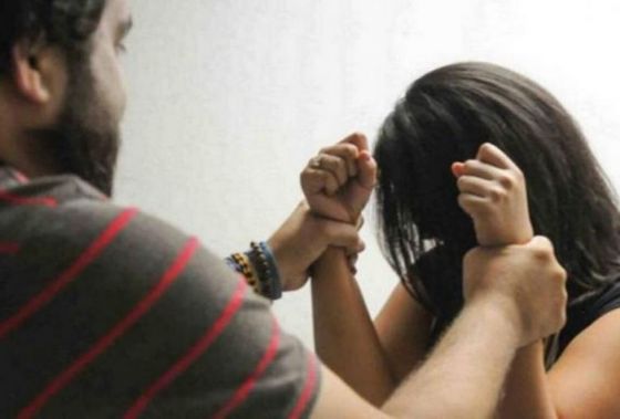 Lo condenaron por atacar a su pareja con una tijera