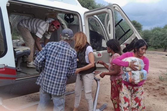 Quedaron totalmente aisladas por las lluvias: por vía aérea brindan asistencia alimentaria a familias del norte salteño