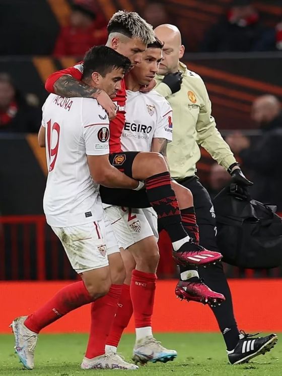 El campeón del mundo Lisandro Martínez sufrió una dolorosa lesión y se retiró asistido por sus compañeros de la selección