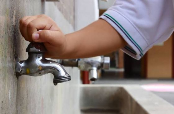 Una escuela de Barrio Libertador no tiene ni luz ni agua, y la directora pidió a los padres que lo arreglen gratis