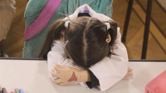 "Mi mamá no me cree": una niña de 11 años tuvo que contarle a su maestra que era abusada