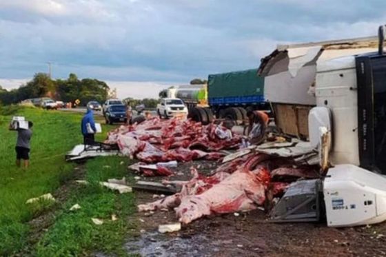 Un camión de carne volcó en Joaquín V. González y la gente se llevó todo pese a los pedidos del conductor