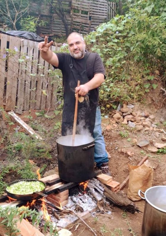 "Darle de comer a alguien es maravilloso": Fidel Puggioni, el cocinero solidario de los barrios que quiere ser Concejal