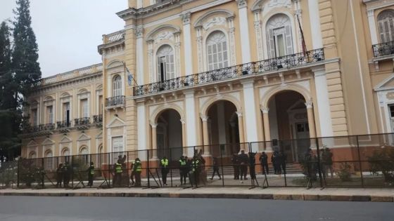 De espaldas a la gente: vallaron el Senado para tratar la ley antiprotesta