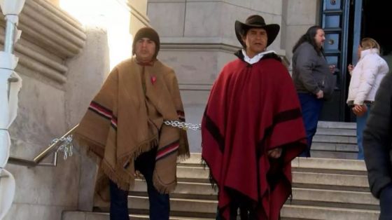 Tres maloneros se encadenaron en Tribunales por la falta de respuesta de la Corte Suprema