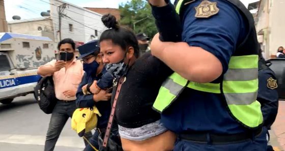 Cacería de mujeres manteras por parte de la policía, denuncian que una referente está desaparecida