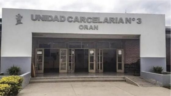 Es agente del Servicio Penitenciario, intentó ahorcar a su pareja, le arrojó alcohol y la prendió fuego