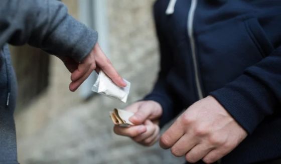 Detuvieron a una pareja por venta de drogas: ella será deportada por vivir de forma ilegal en el país