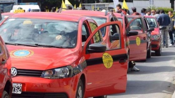 Luego del fallo judicial, la AMT se refirió al servicio de UBER: ''Sólo están autorizados taxis y remises''