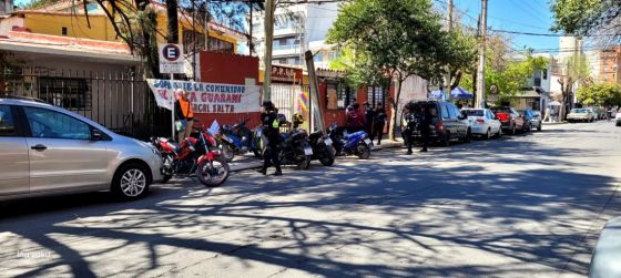 Se encadenó una mujer indígena en el IPPIS por pedido urgente de provisión de agua