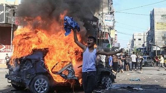 Un niño corre desesperado en Gaza ante los ataques isarelíes