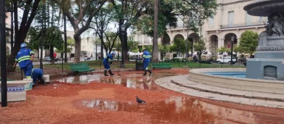Nuevo lago en Plaza 9 de Julio: se rompió la fuente a días de la inauguración e inundó todo el lugar