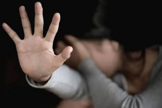 Imputaron a un hombre por abusar sexualmente de su hijastra de 13 años mientras la cuidaba