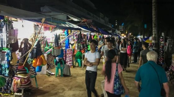 Bettina se va dejando acomodados cargos, pero no la situación de los feriantes del Parque San Martín