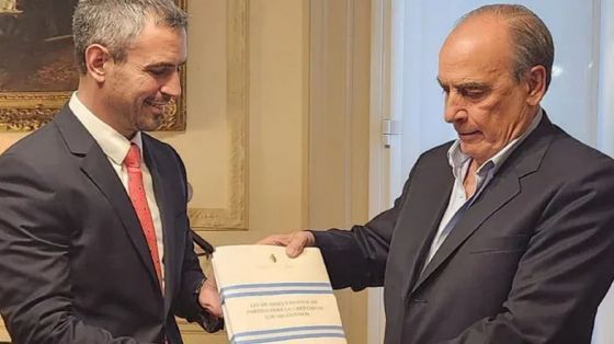 Desde energía hasta transporte: las 41 empresas estatales que busca privatizar Milei con su nueva Ley