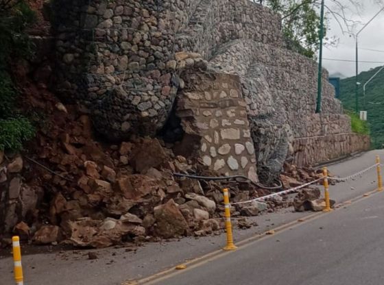 Hubo un derrumbe en el Cerro San Bernardo y se cortó el ingreso a Salta por el Portezuelo