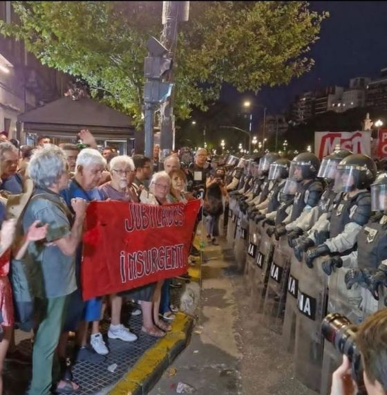 Con show represivo, el tratamiento de la Ley Ómnibus pasó a un cuarto intermedio