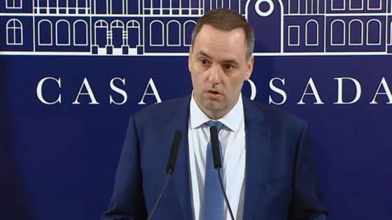 Con la tuya! Denuncian que Manuel Adorni cobró dos AUH, sacó un crédito del IVC y se benefició de un juicio laboral
