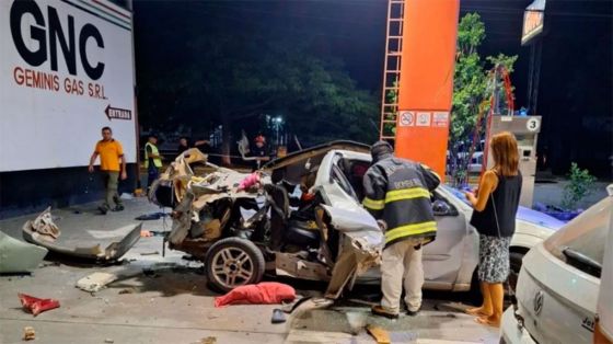 Sorpresa en Salta: explotó un auto mientras cargaba GNC y volaron paquetes de cocaína