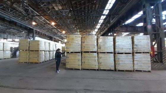 Allanaron depósitos de alimentos que el gobierno no entrega: encuentran miles de litros de leche a punto de vencer