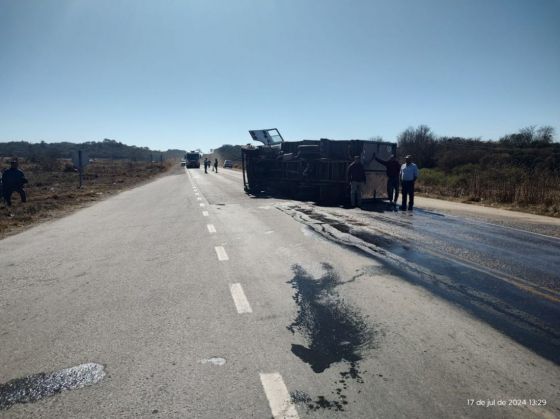 Rosario de la Frontera: Volcó un camión en RN 9 y derramó combustible