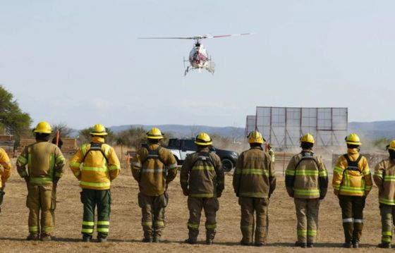 Incendios en Córdoba: Milei ninguneó a los bomberos que lo esperaron una hora formados