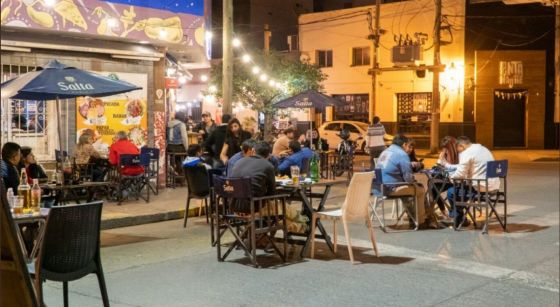 Locales gastronómicos funcionarán hasta las 2 AM, sólo para personas vacunadas