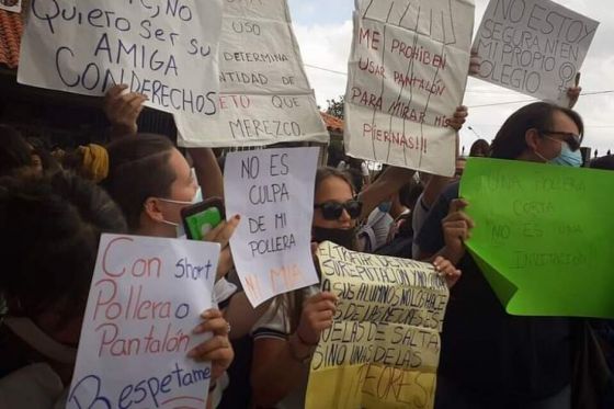 Alumnas manifestándose.
