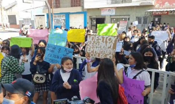 Quisieron abusar de una menor de 13 años en el Colegio Scalabrini Ortiz, la policía reprimió la protesta de estudiantes