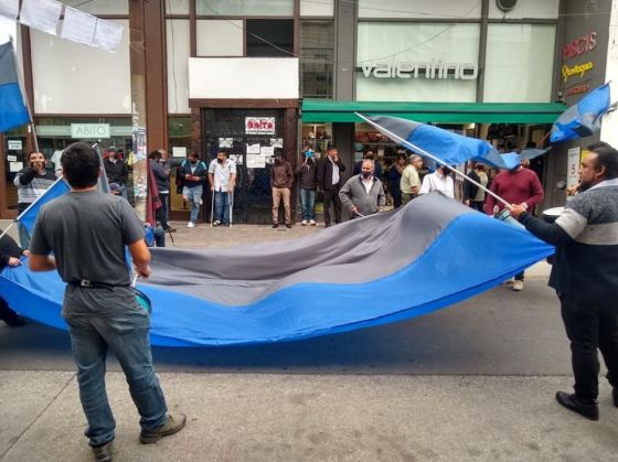 Manteros y municipales se manifestaron en el centro en repudio a las resoluciones del municipio