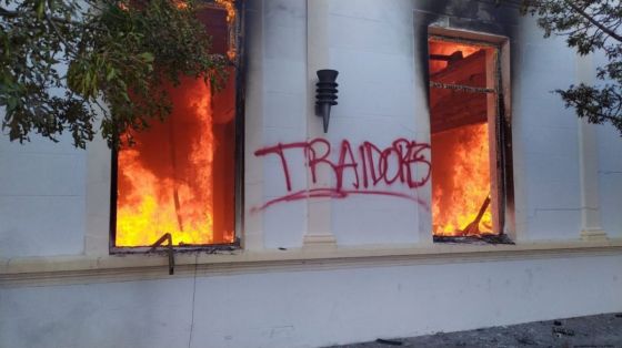 La Casa de Gobierno de Chubut fue incendiada en las protestas contra la minería