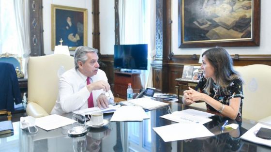 El presidente Alberto Fernández junto a Fernanda Raverta, directora de ANSES